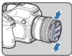 RICOH 645Z - 図の矢印部分を押してレンズキャップを外す - 1