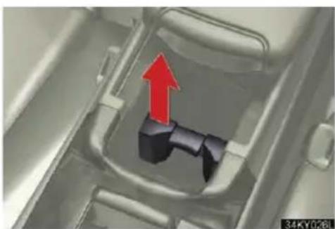 LEXUS IS 220d (2011) - Apró tárgyak tárolása az első pohártartóban (kihúzható típus) - 1