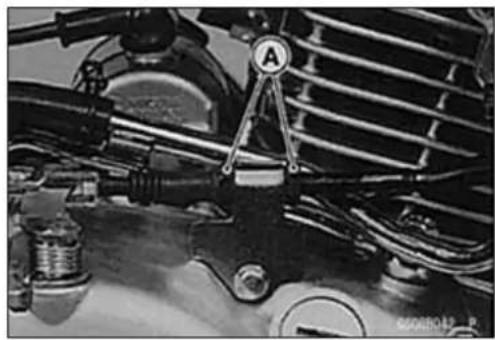 MITSUBISHI Eliminator 125 (2000) - To avoid as serious burn, nevertouch the engine or exhaust pipe during clutch adjustment. - 1