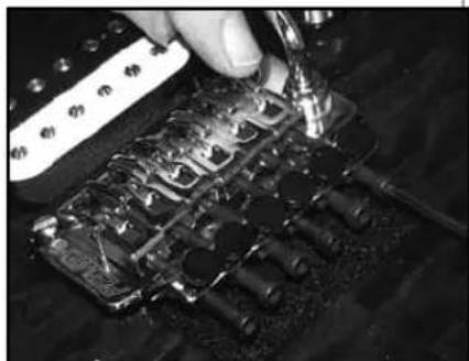 PEAVEY HP 2 ST - Double Locking Tremolo - Changing Your Strings - 1