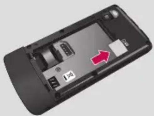 LG KM501 - 安装存储卡 - 1
