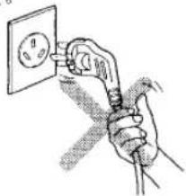 Ilustrācija, kurā redzamas rokas, kas izmanto elektrības kontaktligzdu, lai uzstādītu elektrības rozeti (nav redzams teksts vai simboli).