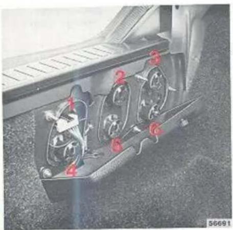 VOLVO 760 GLE (1984) - Gloeilamp in een achterlicht vervangen - 1