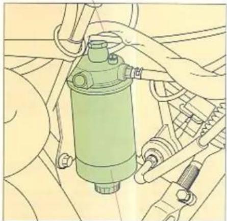 VOLVO 760 (1989) - Water aftappen uit het brandstofffilter - 1