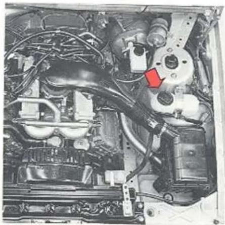 VOLVO 760 GLE Turbo (1984) - Koelvioeistof altijd bij het tanken controleren - 2