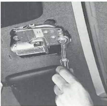 VOLVO 760 GLE Turbo (1984) - Noodbediening van het elektrische schuifdak - 2