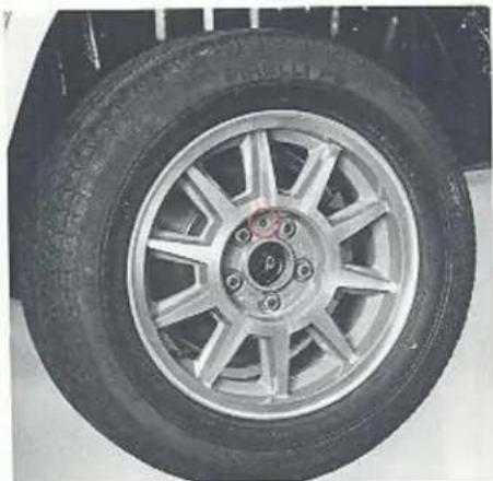VOLVO 760 GLE Turbo (1984) - Als u een wiel verwisselt - 2