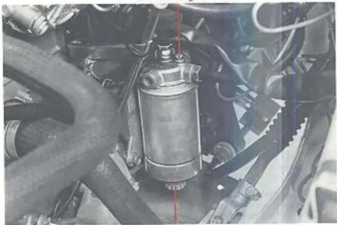 VOLVO 760 GLE TDI (1984) - Water aftappen uit het brandstofffilter - 1