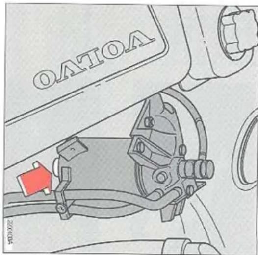 VOLVO S70 (1998) - Aftappen van het water uit de brandstofffilter - 1