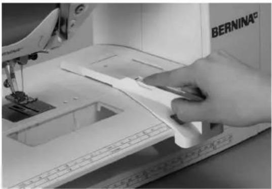 BERNINA 5 Series 530 QE - Aanschuiftafel verwijderen - 1