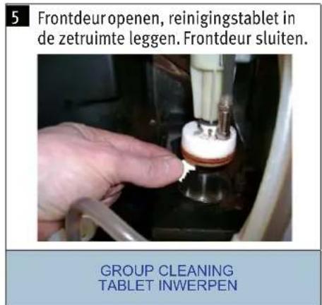 5 Frontdeur openen, reinigingstablet in de zetruimte leggen. Frontdeur sluiten. GROUP CLEANING TABLET INWERPEN