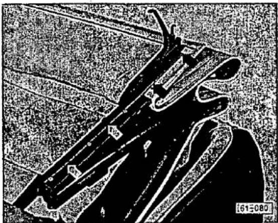 VOLKSWAGEN Jetta (1981) - Afdichting kapframe en klemstrip vervangen - 4