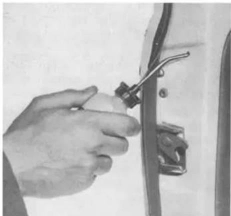 VOLKSWAGEN Kever Convertible (1973) - Door hinges and locks - 2