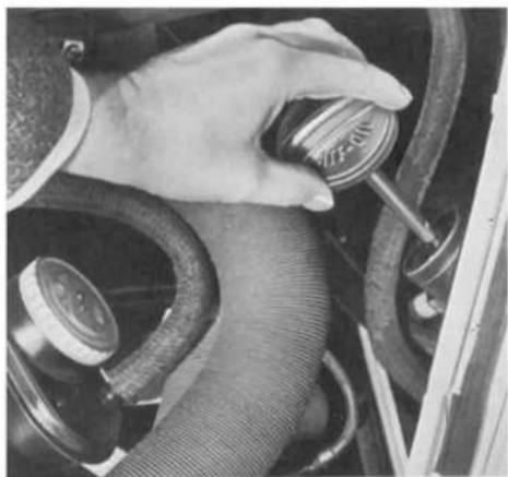 VOLKSWAGEN Kever Convertible (1973) - Checking the ATF level - 1