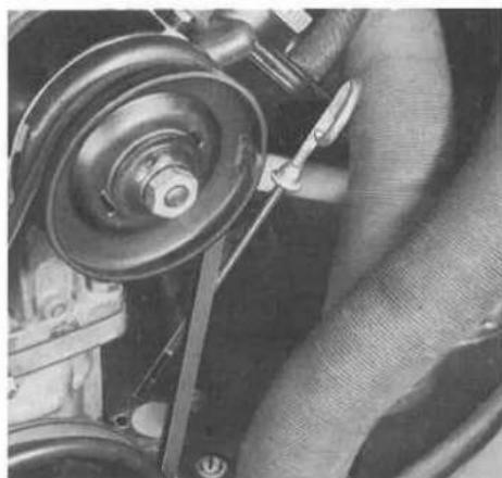 VOLKSWAGEN Kever Convertible (1973) - Checking the engine oil level - 1