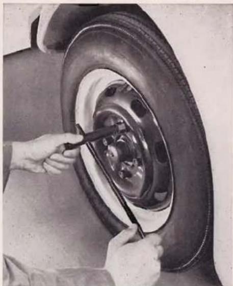 VOLKSWAGEN Kever VW 1300 (1968) - Het verwisselen van een wiel - 3