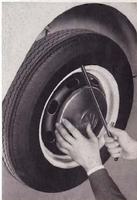 VOLKSWAGEN Kever VW 1300 (1968) - Het verwisselen van een wiel - 1