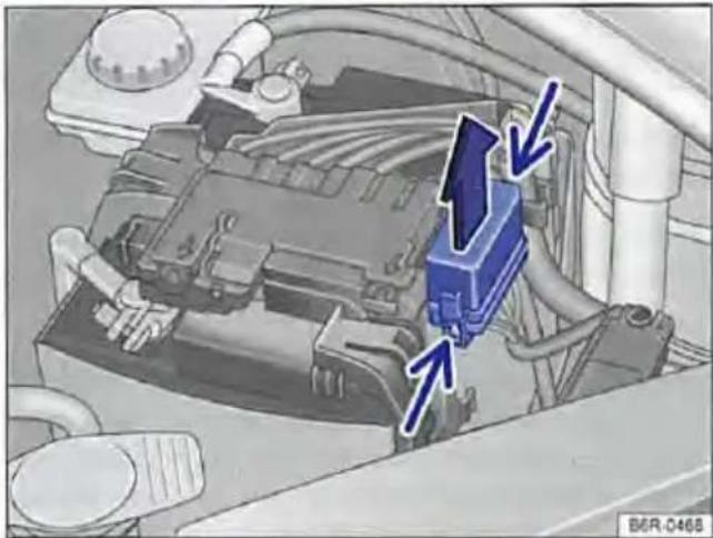 VOLKSWAGEN Up! (2011) - Zekeringenhouder onder het dashboard openen en sluiten - 1