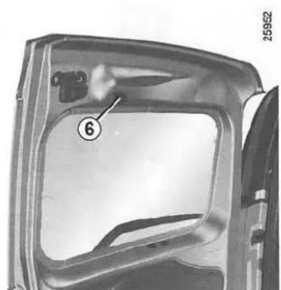 DACIA Logan MCV (2009) - ACHTERLICHTEN: vervangen van een lamp - 4