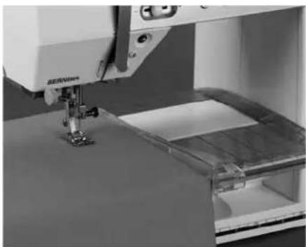 BERNINA Aurora 440QE - Aanschuiftafel bevestigen - 1