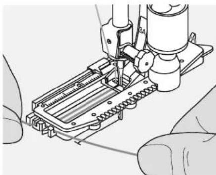 BERNINA Aurora 440QE - Vuldraad in de automatische knoops-gatvoet nr. 3A hangen - 1