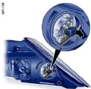 PORSCHE Boxter S (2009) - Closing the cover of the headlight housing - 2