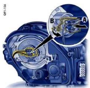 PORSCHE Boxter S (2009) - Opening the lid of the headlight housing - 1