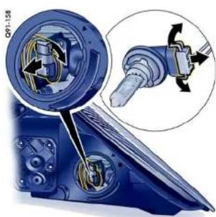 PORSCHE Boxter S (2009) - Closing the cover of the headlight housing - 2