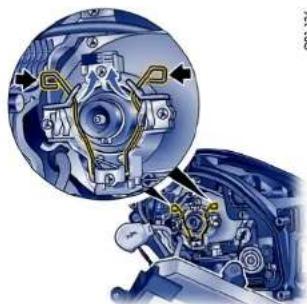 PORSCHE Boxter S (2009) - Closing the cover of the headlight housing - 5