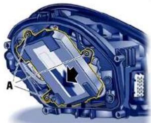 PORSCHE Boxter S (2009) - Closing the cover of the headlight housing - 3