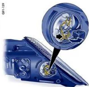 PORSCHE Boxter S (2009) - Closing the cover of the headlight housing - 3