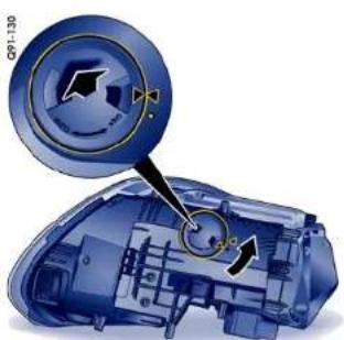 PORSCHE Boxter S (2009) - Closing the cover of the headlight housing - 4