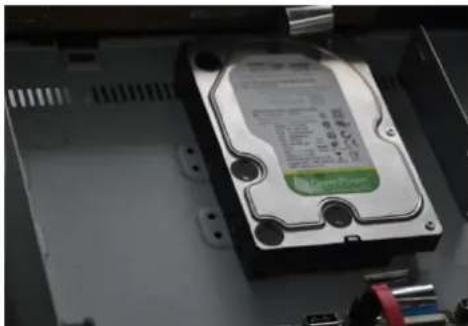 Hikvision DS-7316HFI-ST - Hard Disk Installatie - 2