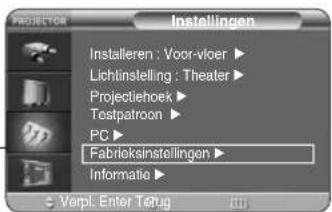 PROJECTION Instellingen Installeren : Voor-vloer ▶ Lichtinstelling : Theater ▶ Projectiehoek ▶ Testpatroon ▶ PC ▶ Fabrieksinstellingen ▶ Informatie ▶ Verpl. Enter Térug