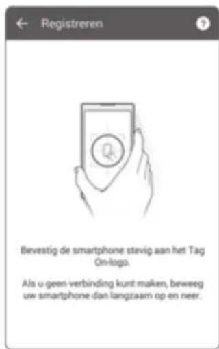 Bevestig de smartphone stevig aan het Tag On-logo. Als u geen verbinding kunt maken, beweeg uw smartphone dan langzaam op-en neer.
