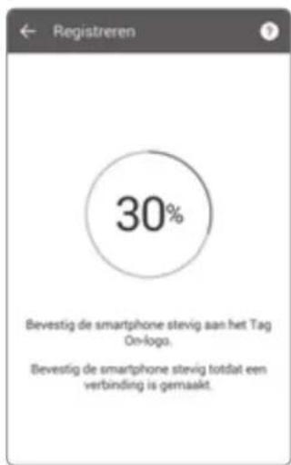 30% Bevestig de smartphone stevig aan het Tag On-logo. Bevestig de smartphone stevig totdat een verbinding is gemaakt.