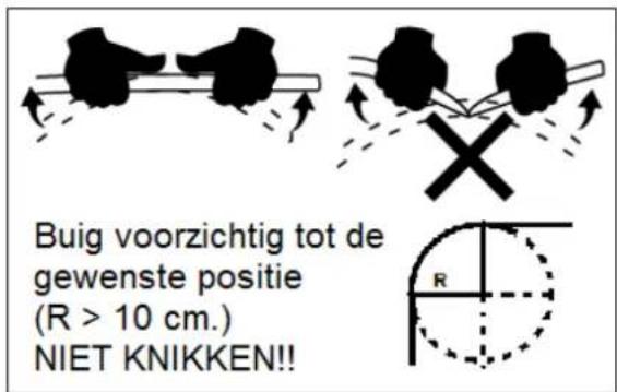 Buig voorzichtig tot de gewenste positie (R > 10 cm.) NIET KNIKKEN!!