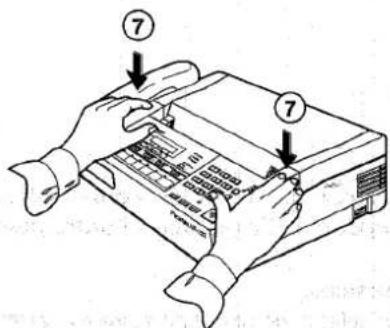 Diagram dat handen toont die een printer bedienen, met gelabelde onderdelen en pijlen die montage of status aangeven.