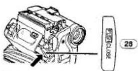 PANASONIC NV-GS30E - Het insteken van een cassette - 3