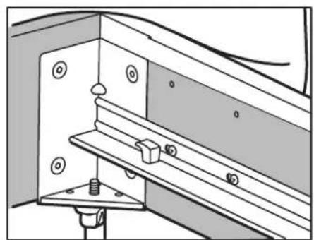 Technische tekening van een mechanische samenstelling met montagebeugel en bouten (geen tekst of symbolen)