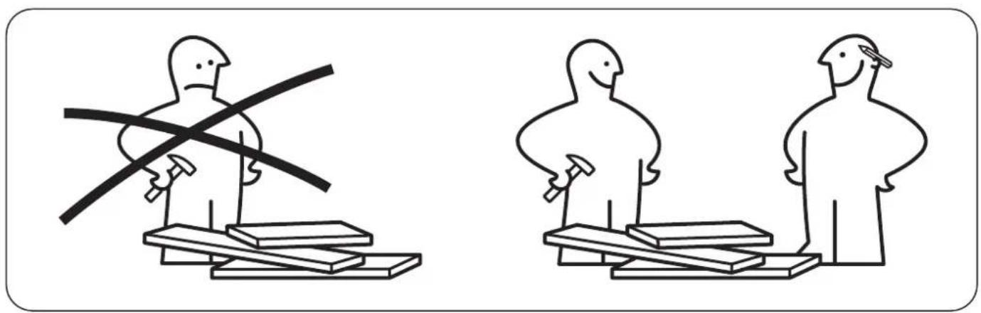 Twee gestileerde menselijke figuren staand op houten blokken, één gekruist met een hamer en de ander met een hamer (geen tekst of symbolen aanwezig)