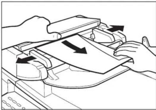 Illustratie van handen die een mechanisch apparaat bedienen met richtingspijlen die beweging aangeven (geen tekst of symbolen)