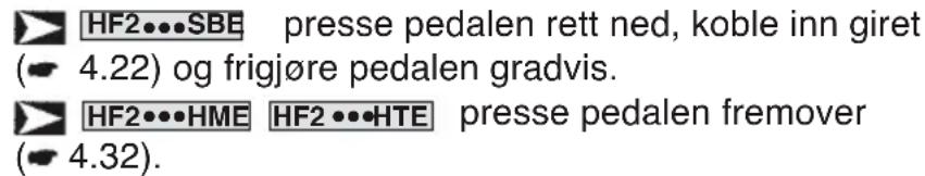 HF2···SBE presse pedalen rett ned, koble inn giret (● 4.22) og frigjøre pedalen gradvis. HF2···HME HF2···HTE presse pedalen fremover (● 4.32).