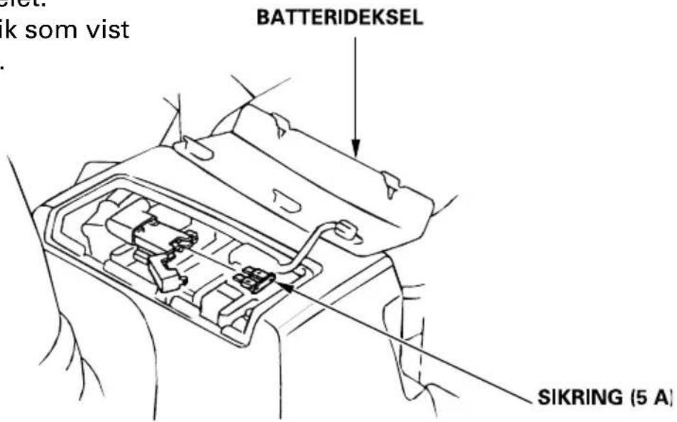 k som vist BATTERIDEKSEL SIKRING (5 A)