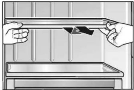 Ilustracja rąk trzymających metalową tacę z czarnym symbolem strzałki, bez tekstu i symboli