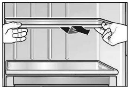 Ilustracja rąk trzymających tacę z czarną strzałką wskazującą na panel (bez tekstu i symboli)