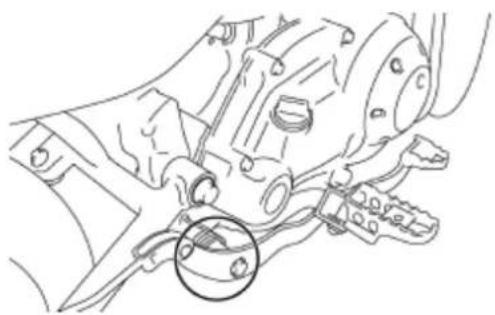 YAMAHA TTR50 (2016) - Sprawdzanie i smarowanie pedału hamulca - 1