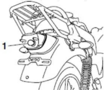 YAMAHA YBR125 (2013) - Wymiana żarówki światła tylnego / hamowania - 2