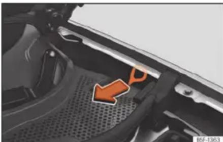 SEAT Leon ST (2022) - Awaryjne odblokowanie złącza ta- dowania - 1