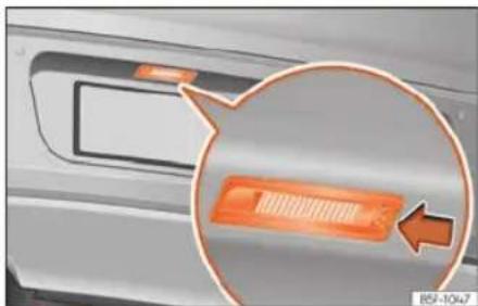 SEAT Leon ST (2020) - Wymiana żarówki podświetlenia tablicy rejestracyjnej - 3
